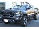 ダッジ・ラム １５００　ＴＲＸ　クルーキャブ　４ｘ４　新車並行　１オーナー　６．２Ｌ　ＳＲＴ　ＨＥＭＩ　Ｖ８　８速Ａ／Ｔ　レベル２ＰＫＧ　パノラマルーフ　ハーマンカードン　パワーサイドステップ　ビードロックアルミ　カーボンＰＫＧ　レッドアクセント　ＨＵＤ（5枚目）