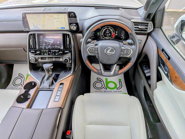 インテリアはセミアニリン本革ホワイト＆ダークセピア