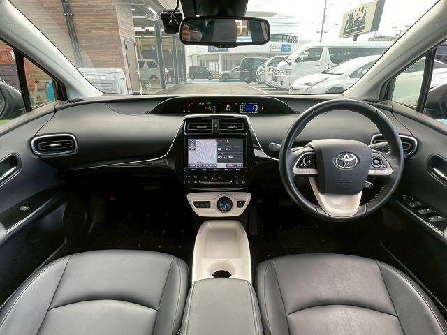 プリウス ♪A “ツーリングセレクション” パーキングアシスト ブラインドスポットモニター レザーシート シートヒーター AC100V電源 レーダークルーズコントロール 純正9インチSDナビ ETC クリアランスソナー ヘッドアップディスプレイ(2枚目)