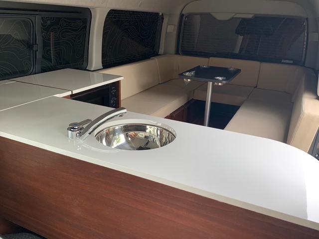ハイエースワゴン VANLIFEオリジナル ベガ 新車 電動ドア 全周囲カメラ アルパインナビ 電子レンジ 冷蔵庫 丸目ヘッドライト ヴァレンティテール ジャオスマッドガード 後席モニター 衝突軽減ブレーキ スマートキー プッシュスタート 走行充電(41枚目)