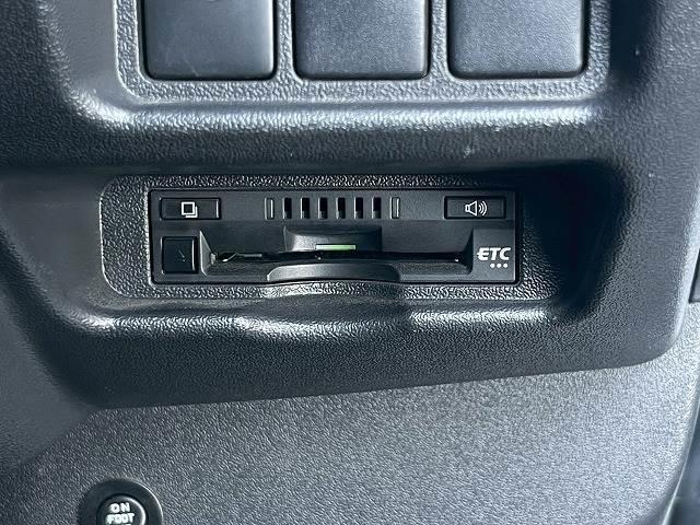 ハイエースバン スーパーGL ダークプライムII 純正ナビ 後席モニター 全周囲カメラ 社外17インチアルミホイール AC100V電源 オートマチックハイビーム 衝突軽減ブレーキ 車線逸脱警報 スマートキー プッシュスタート デジタルインナーミラー(9枚目)