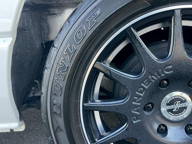 ハイエースバン スーパーGL ダークプライムII 純正ナビ 後席モニター 全周囲カメラ 社外17インチアルミホイール AC100V電源 オートマチックハイビーム 衝突軽減ブレーキ 車線逸脱警報 スマートキー プッシュスタート デジタルインナーミラー(22枚目)