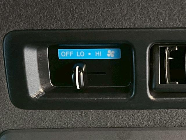 ハイエースバン スーパーGL ダークプライムII 純正ナビ 後席モニター 全周囲カメラ 社外17インチアルミホイール AC100V電源 オートマチックハイビーム 衝突軽減ブレーキ 車線逸脱警報 スマートキー プッシュスタート デジタルインナーミラー(47枚目)