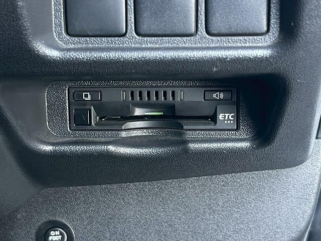 ハイエースバン スーパーGL ダークプライムII 純正ナビ 後席モニター 全周囲カメラ 社外17インチアルミホイール AC100V電源 オートマチックハイビーム 衝突軽減ブレーキ 車線逸脱警報 スマートキー プッシュスタート デジタルインナーミラー(54枚目)