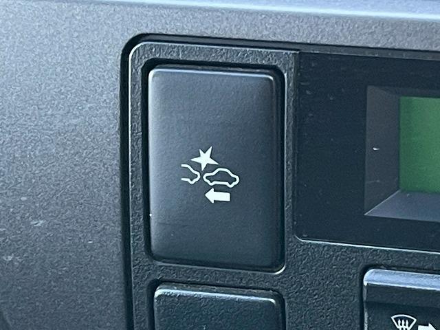 ハイエースバン スーパーGL ダークプライムII 純正ナビ 後席モニター 全周囲カメラ 社外17インチアルミホイール AC100V電源 オートマチックハイビーム 衝突軽減ブレーキ 車線逸脱警報 スマートキー プッシュスタート デジタルインナーミラー(69枚目)