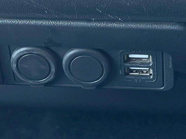 ハイエースバン スーパーGL ダークプライムII 純正ナビ 後席モニター 全周囲カメラ 社外17インチアルミホイール AC100V電源 オートマチックハイビーム 衝突軽減ブレーキ 車線逸脱警報 スマートキー プッシュスタート デジタルインナーミラー(70枚目)