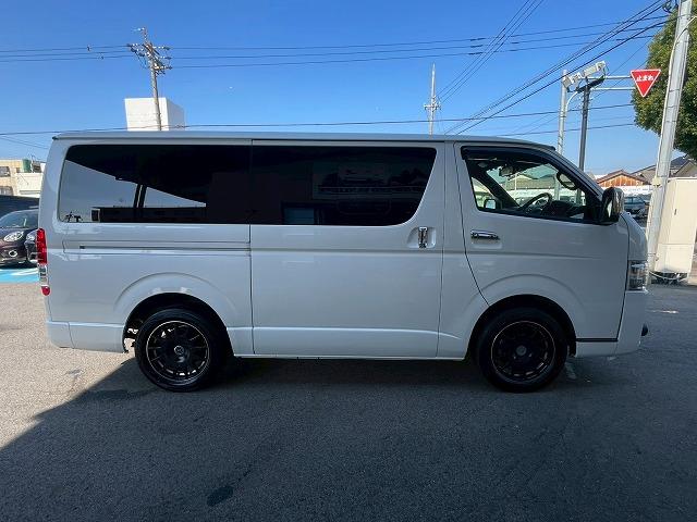 ハイエースバン スーパーGL ダークプライムII 純正ナビ 後席モニター 全周囲カメラ 社外17インチアルミホイール AC100V電源 オートマチックハイビーム 衝突軽減ブレーキ 車線逸脱警報 スマートキー プッシュスタート デジタルインナーミラー(75枚目)