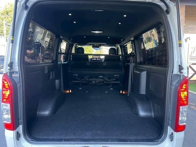 ハイエースバン スーパーＧＬダークプライム２　１１型アルパインナビ　モデリスタエアロ　全周囲カメラ　両側電動スライドドア　衝突軽減ブレーキ　オートマチックハイビーム　スマートキー　プッシュスタート　ＡＣ１００Ｖ電源　ＨＤＭＩ接続可　フルセグＴＶ（13枚目）
