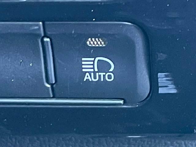 プリウス Ｓ　純正９型ナビ　バックカメラ　レーダークルーズコントロール　ビルトインＥＴＣ　スマートキー　プッシュスタート　車線逸脱警報　オートマチックハイビーム　先行発進アラート　フルセグＴＶ　バックカメラ　ＬＥＤ（6枚目）