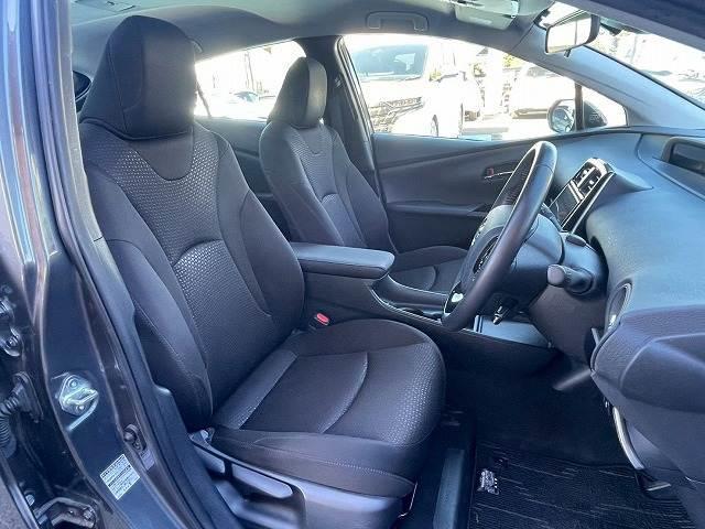プリウス Ｓ　純正９型ナビ　バックカメラ　レーダークルーズコントロール　ビルトインＥＴＣ　スマートキー　プッシュスタート　車線逸脱警報　オートマチックハイビーム　先行発進アラート　フルセグＴＶ　バックカメラ　ＬＥＤ（11枚目）