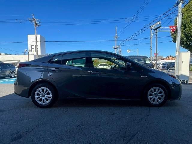 プリウス Ｓ　純正９型ナビ　バックカメラ　レーダークルーズコントロール　ビルトインＥＴＣ　スマートキー　プッシュスタート　車線逸脱警報　オートマチックハイビーム　先行発進アラート　フルセグＴＶ　バックカメラ　ＬＥＤ（14枚目）