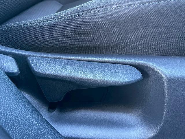 プリウス Ｓ　純正９型ナビ　バックカメラ　レーダークルーズコントロール　ビルトインＥＴＣ　スマートキー　プッシュスタート　車線逸脱警報　オートマチックハイビーム　先行発進アラート　フルセグＴＶ　バックカメラ　ＬＥＤ（37枚目）