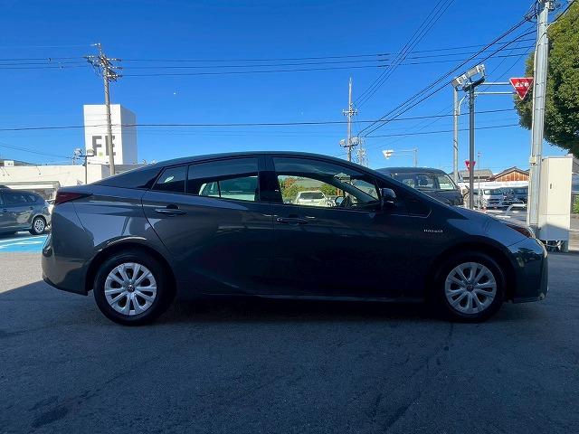 プリウス Ｓ　純正９型ナビ　バックカメラ　レーダークルーズコントロール　ビルトインＥＴＣ　スマートキー　プッシュスタート　車線逸脱警報　オートマチックハイビーム　先行発進アラート　フルセグＴＶ　バックカメラ　ＬＥＤ（74枚目）