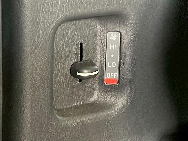 ハイエースバン スーパーGL 両側電動スライドドア ベルト交換済 バックカメラ ESSEX16インチアルミホイール 社外エアロ スマートキー プッシュスタート フォグライト AC100V電源 フルセグTV パワーステアリング(37枚目)