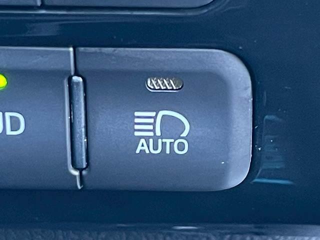 プリウス A プレミアム “ツーリングセレクション” 純正9型ナビ レーダークルコン 黒革 フルセグTV バックカメラ ビルトインETC 衝突軽減ブレーキ シートヒーター ブラインドスポットモニター クリアランスソナー レーダークルコン パワーシート(6枚目)