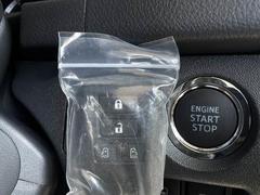 車内へのアクセス楽々、今や必須アイテムの「スマートキー」には、キー複製防止「イモビライザー」まで備わっております。 4