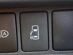 【電動スライドドア】運転席よりボタンひとつで開閉可能なスライドドアです。雨の日のお迎えの時など役立ちますね。 7