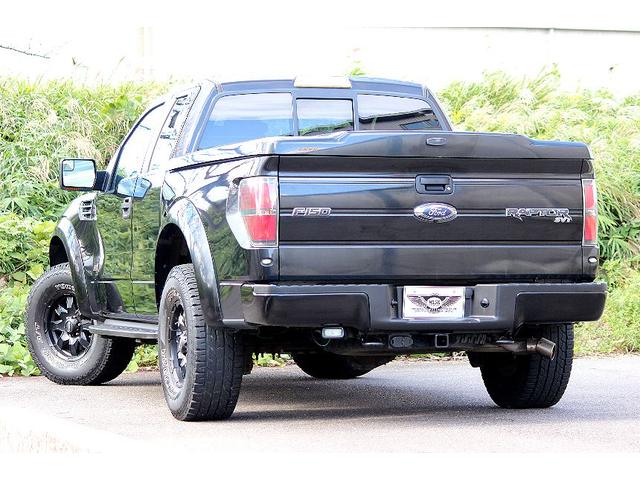 Ｆ－１５０ ＳＶＴ　ラプター　２０１１ｙモデル　新車並行　４ＷＤ　専用レザーシート　ガラスＳＲ　サイドステップ　ＦＯＸレーシングショック　社外オーバーフェンダー　バックモニター　外マフラー　キセノン　ＥＴＣ　ワンセグ　ナビ（4枚目）