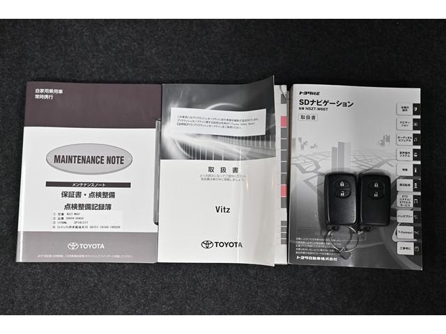 ヴィッツ ハイブリッドU バックガイドモニター 衝突軽減システム 地デジ LEDヘッドライト DVD再生可 ETC オートエアコン メモリナビ エアバッグ キーフリー 横滑り防止機能 イモビライザー ナビ&TV ABS 記録簿(17枚目)