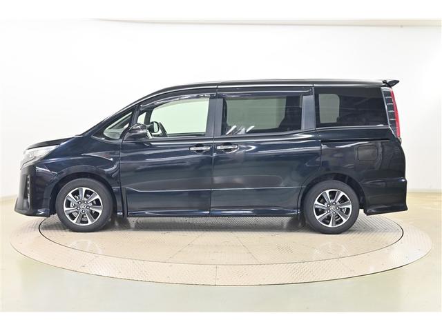 ノア Ｓｉ　ダブルバイビーＩＩ　横滑防止装置　ＰＣＳ　スマートキ－　Ｗエアコン　Ｂモニター　ＤＶＤ再生可　フルセグテレビ　ＥＴＣ付き　オートエアコン　ＰＳ　ナビ＆ＴＶ　ＰＷ　ＬＥＤヘッド　盗難防止システム　ＡＢＳ　３列シート（5枚目）