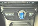 プリウス Ｓ　取説記録簿　スマートキ－　地デジ　メモリーナビゲーション　ＬＥＤヘッドライト　ＥＴＣ車載器　フルオートエアコン　クルーズコントロール　エアバッグ　イモビ　パワーウインドウ　ＰＳ　ＴＶナビ　ＡＷ　ＡＢＳ（7枚目）