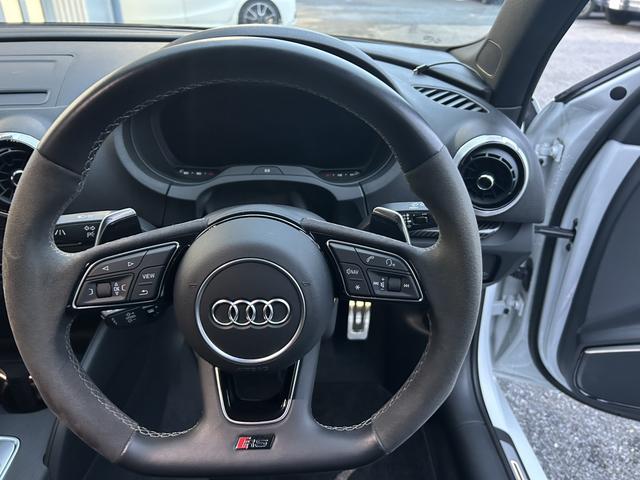 ＲＳ３ ベースグレード　フロントカーボンセラミックブレーキ／レザーシート（8枚目）