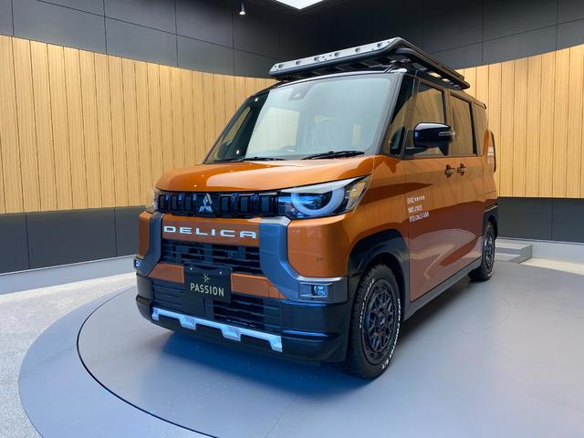 デリカミニ Ｇ　届出済未使用車　カスタム仕様　ルーフキャリア　純正デカール　片側電動スライドドア　衝突被害軽減ブレーキ　コーナーセンサー　スマートキー　ナイトロパワーホイール　バックカメラ　シートヒーター（3枚目）