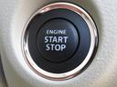 エンジンの始動・停止はワンタッチのプッシュボタン式。鍵を取り出す手間がなく、スマートに操作できます。