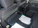 運転席と助手席背もたれにはパーソナルテーブルが付いております。