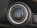 エンジンの始動・停止はワンタッチのプッシュボタン式。鍵を取り出す手間がなく、スマートに操作できます。
