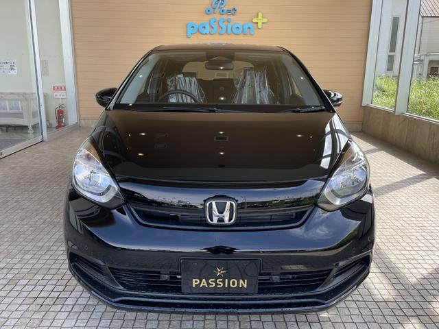 フィット ベーシック　登録済未使用車　衝突被害軽減ブレーキ　コーナーセンサー　スマートキー　アダクティブクルーズコントロール　電動格納ドアミラー　横滑り防止機能　オートハイビーム　オートエアコン　パワーウインドウ（6枚目）