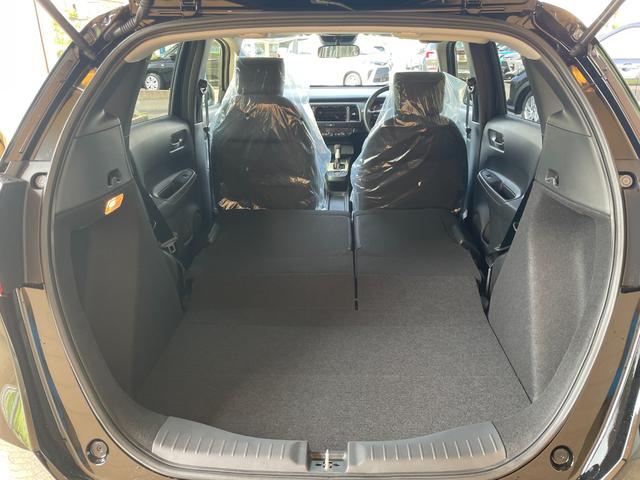 フィット ベーシック　登録済未使用車　衝突被害軽減ブレーキ　コーナーセンサー　スマートキー　アダクティブクルーズコントロール　電動格納ドアミラー　横滑り防止機能　オートハイビーム　オートエアコン　パワーウインドウ（12枚目）