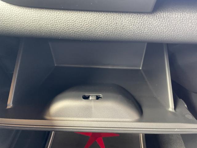 フィット ベーシック　登録済未使用車　衝突被害軽減ブレーキ　コーナーセンサー　スマートキー　アダクティブクルーズコントロール　電動格納ドアミラー　横滑り防止機能　オートハイビーム　オートエアコン　パワーウインドウ（22枚目）