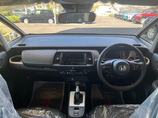 フィット ベーシック　登録済未使用車　衝突被害軽減ブレーキ　コーナーセンサー　スマートキー　アダクティブクルーズコントロール　電動格納ドアミラー　横滑り防止機能　オートハイビーム　オートエアコン　パワーウインドウ（11枚目）