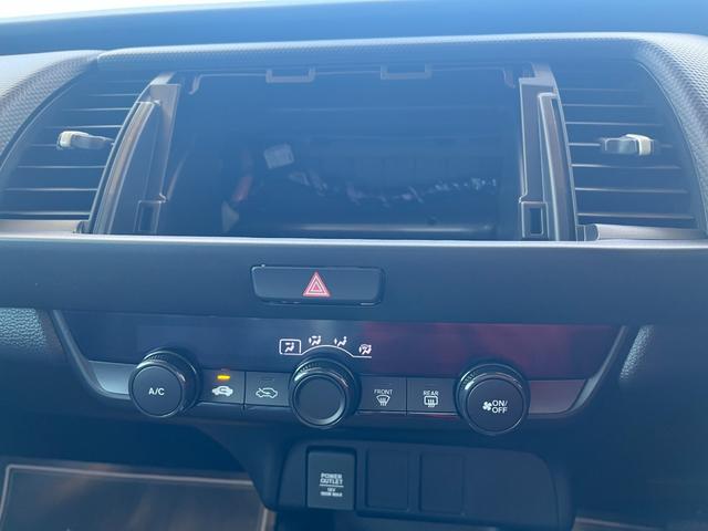 フィット ベーシック　登録済未使用車　衝突被害軽減ブレーキ　コーナーセンサー　スマートキー　アダクティブクルーズコントロール　電動格納ドアミラー　横滑り防止機能　オートハイビーム　オートエアコン　パワーウインドウ（12枚目）