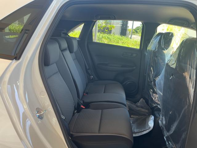 フィット ベーシック　登録済未使用車　衝突被害軽減ブレーキ　コーナーセンサー　スマートキー　アダクティブクルーズコントロール　電動格納ドアミラー　横滑り防止機能　オートハイビーム　オートエアコン　パワーウインドウ（19枚目）