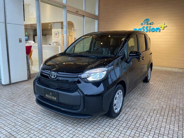 シエンタ ハイブリッドＸ　登録済未使用車　片側電動スライドドア　衝突被害軽減ブレーキ　コーナーセンサー　スマートキー　アダクティブクルーズコントロール　ＬＥＤヘッドライト　電動格納ドアミラー　３列シート７人乗り（4枚目）