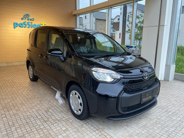 シエンタ ハイブリッドＸ　登録済未使用車　片側電動スライドドア　衝突被害軽減ブレーキ　コーナーセンサー　スマートキー　アダクティブクルーズコントロール　ＬＥＤヘッドライト　電動格納ドアミラー　３列シート７人乗り（7枚目）