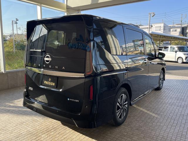 セレナ ｅ－パワー　ハイウェイスターＶ　登録済未使用車　両側電動スライドドア　衝突被害軽減ブレーキ　コーナーセンサー　アラウンドビューモニター　プロパイロット　デジタルインナーミラー　アルミホイール　ＬＥＤヘッドライト　電動格納ドアミラー（8枚目）