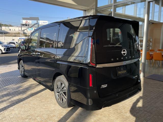 セレナ ｅ－パワー　ハイウェイスターＶ　登録済未使用車　両側電動スライドドア　衝突被害軽減ブレーキ　コーナーセンサー　アラウンドビューモニター　プロパイロット　デジタルインナーミラー　アルミホイール　ＬＥＤヘッドライト　電動格納ドアミラー（10枚目）