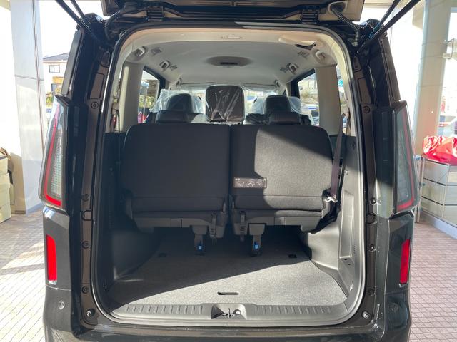 セレナ ｅ－パワー　ハイウェイスターＶ　登録済未使用車　両側電動スライドドア　衝突被害軽減ブレーキ　コーナーセンサー　アラウンドビューモニター　プロパイロット　デジタルインナーミラー　アルミホイール　ＬＥＤヘッドライト　電動格納ドアミラー（11枚目）