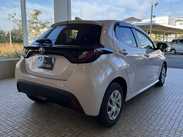 ヤリス X 車検8年9月 衝突被害軽減ブレーキ コーナーセンサー スマートキー ディスプレイオーディオ 電動格納ドアミラー 横滑り防止機能 マニュアルエアコン パワーウインドウ 光軸調整機能 オートハイビーム(8枚目)