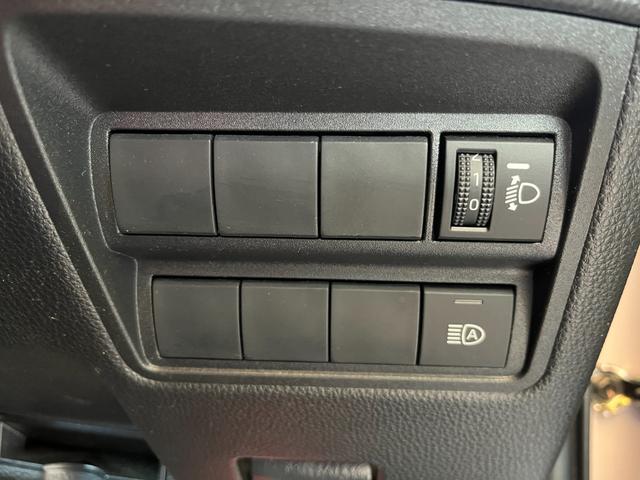 ヤリス X 車検8年9月 衝突被害軽減ブレーキ コーナーセンサー スマートキー ディスプレイオーディオ 電動格納ドアミラー 横滑り防止機能 マニュアルエアコン パワーウインドウ 光軸調整機能 オートハイビーム(17枚目)