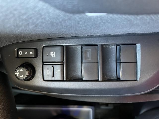 ヤリス X 車検8年9月 衝突被害軽減ブレーキ コーナーセンサー スマートキー ディスプレイオーディオ 電動格納ドアミラー 横滑り防止機能 マニュアルエアコン パワーウインドウ 光軸調整機能 オートハイビーム(20枚目)