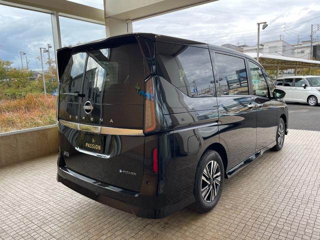 セレナ ｅ－パワー　ハイウェイスターＶ　登録済未使用車　両側電動スライドドア　衝突被害軽減ブレーキ　コーナーセンサー　アラウンドビューモニター　プロパイロット　デジタルインナーミラー　アルミホイール　ＬＥＤヘッドライト　電動格納ドアミラー（8枚目）