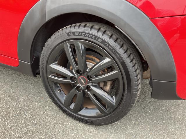 ＭＩＮＩ クーパーＳ　ジョンクーパーワークスパッケージ　ＥＴＣ　ナビ　オートクルーズコントロール　アルミホイール　オートライト　ＨＩＤ　ターボ　ＡＴ　盗難防止システム　ＡＢＳ　ＥＳＣ　ＵＳＢ　ミュージックプレイヤー接続可（20枚目）