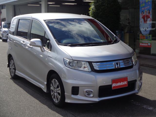 フリードスパイクハイブリッド ジャストセレクション　ＴＯＹＯ製新品タイヤ付　社外ナビゲーション　フルセグテレビ　バックカメラ　両側パワースライドドア　キセノンヘッドライト　ビルトインＥＴＣ　スマートキー　ハーフレザーシート（2枚目）