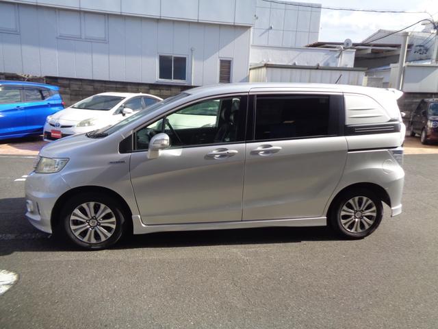 フリードスパイクハイブリッド ジャストセレクション　ＴＯＹＯ製新品タイヤ付　社外ナビゲーション　フルセグテレビ　バックカメラ　両側パワースライドドア　キセノンヘッドライト　ビルトインＥＴＣ　スマートキー　ハーフレザーシート（5枚目）