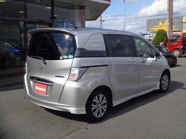 フリードスパイクハイブリッド ジャストセレクション　ＴＯＹＯ製新品タイヤ付　社外ナビゲーション　フルセグテレビ　バックカメラ　両側パワースライドドア　キセノンヘッドライト　ビルトインＥＴＣ　スマートキー　ハーフレザーシート（8枚目）