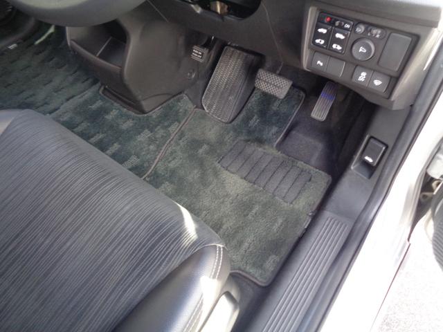 フリードスパイクハイブリッド ジャストセレクション　ＴＯＹＯ製新品タイヤ付　社外ナビゲーション　フルセグテレビ　バックカメラ　両側パワースライドドア　キセノンヘッドライト　ビルトインＥＴＣ　スマートキー　ハーフレザーシート（15枚目）